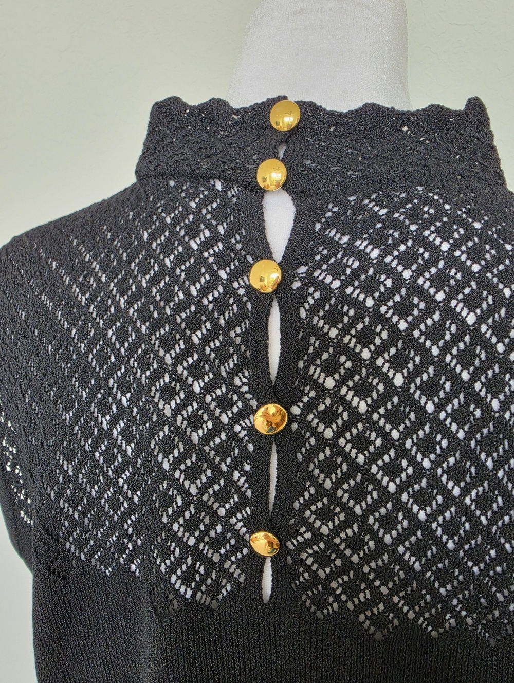 St. John Black Lace Knit Sleeveless Top Mock Neck Gold Button Back Luxury Top M - Picture 6 of 12